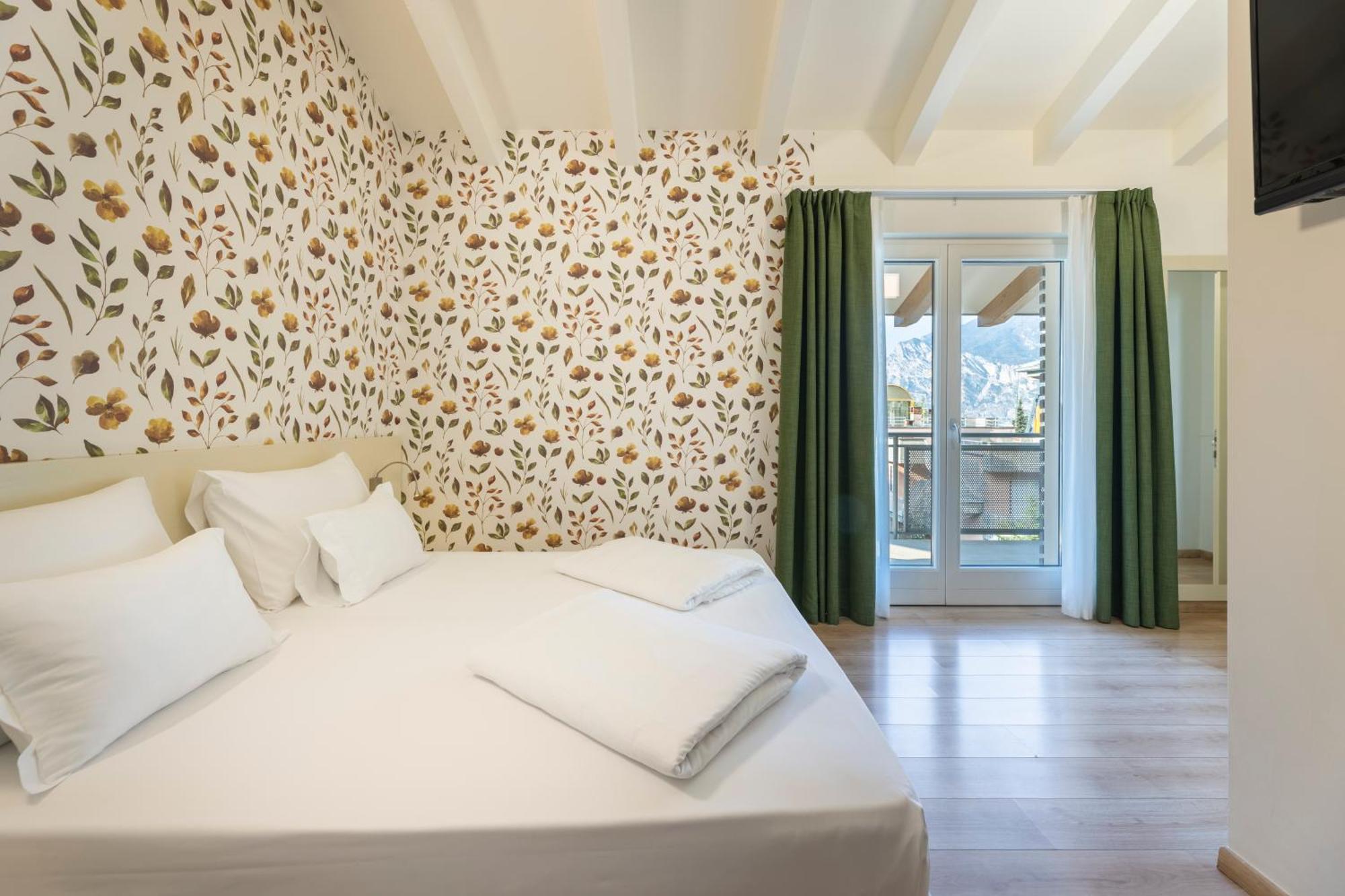 Hi Hotels Torbole - Pool & Spa Torbole Sul Garda Kültér fotó