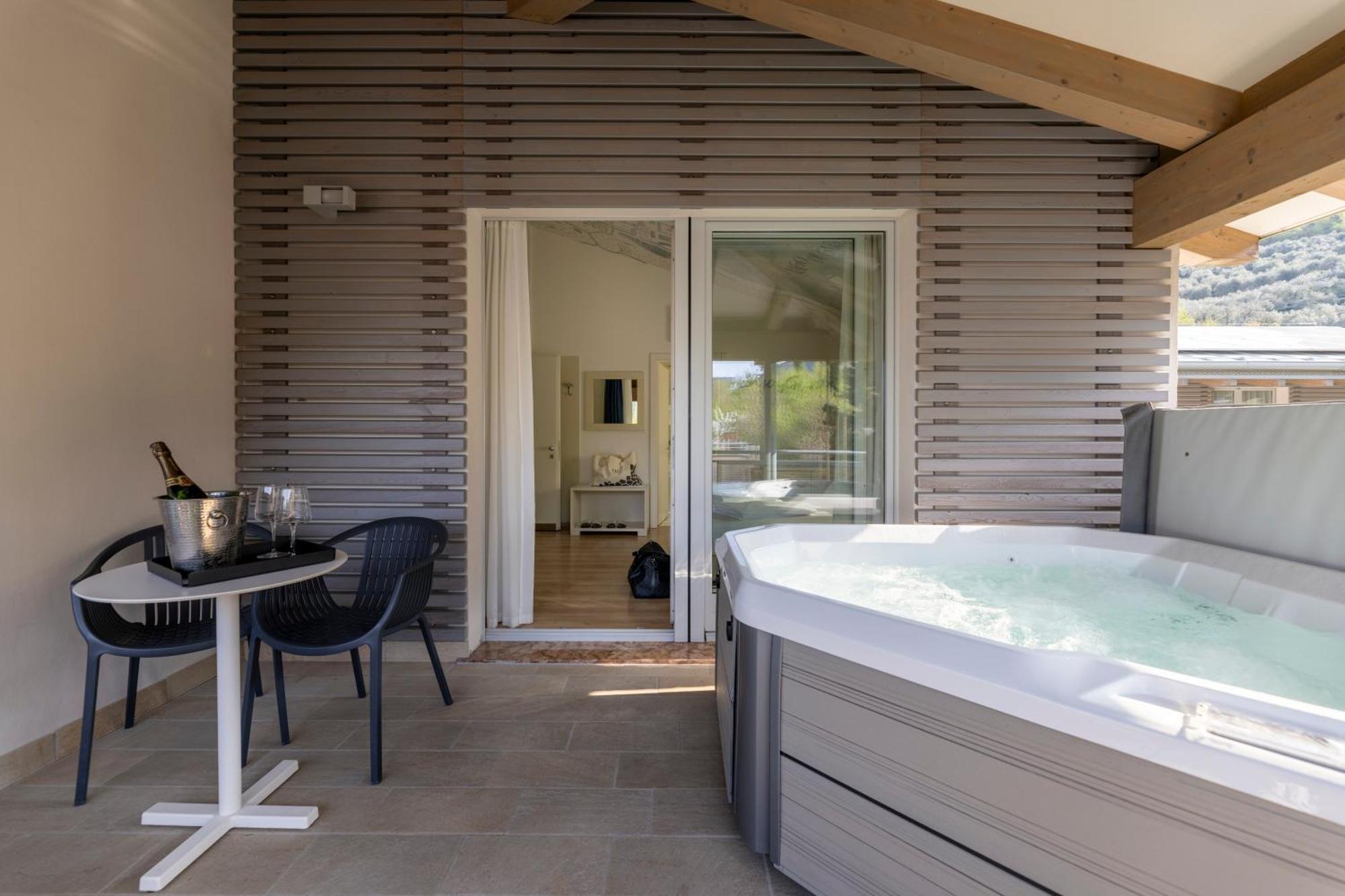 Hi Hotels Torbole - Pool & Spa Torbole Sul Garda Kültér fotó
